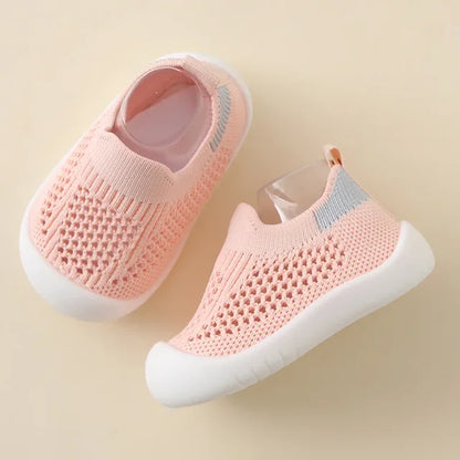 Scarpe da ginnastica per bambini con suole antiscivolo in tonalità pastello, design moderno e struttura traspirante.