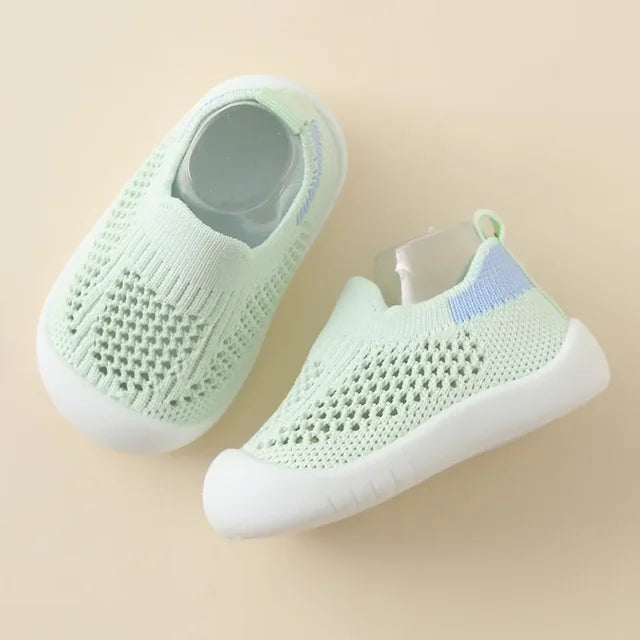 Scarpe da ginnastica per bambini con suole antiscivolo in tonalità pastello, design moderno e struttura traspirante.