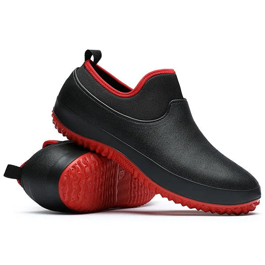 "Scarpe da lavoro uomo impermeabili, slip-on nere, senza lacci, suola antiscivolo per sicurezza anche su superfici bagnate."