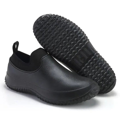 "Scarpe da lavoro uomo impermeabili, slip-on nere, senza lacci, suola antiscivolo per sicurezza anche su superfici bagnate."