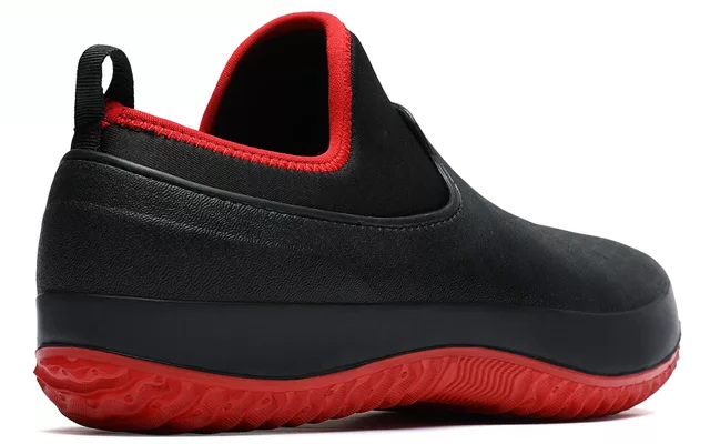 "Scarpe da lavoro uomo impermeabili, slip-on nere, senza lacci, suola antiscivolo per sicurezza anche su superfici bagnate."