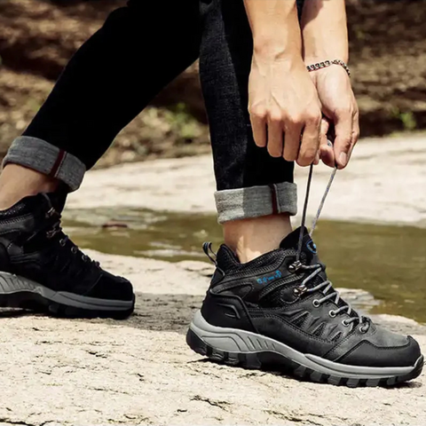 "Scarpe da trekking impermeabili unisex bianche con dettagli rosa, materiali traspiranti e suola antiscivolo."