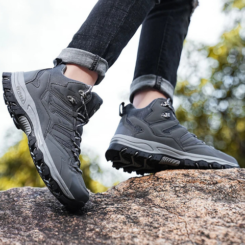 "Scarpe da trekking impermeabili unisex bianche con dettagli rosa, materiali traspiranti e suola antiscivolo."