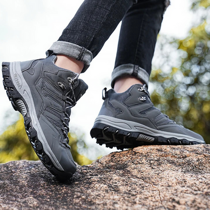 "Scarpe da trekking impermeabili unisex bianche con dettagli rosa, materiali traspiranti e suola antiscivolo."