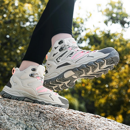 "Scarpe da trekking impermeabili unisex bianche con dettagli rosa, materiali traspiranti e suola antiscivolo."