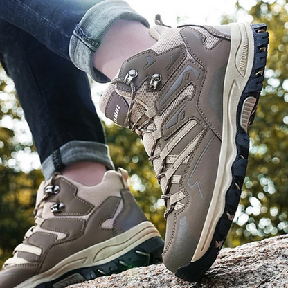 "Scarpe da trekking impermeabili unisex bianche con dettagli rosa, materiali traspiranti e suola antiscivolo."