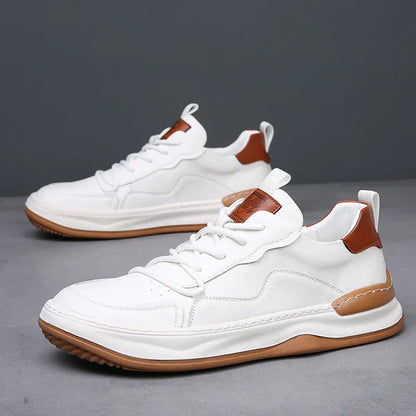 "Scarpe da uomo in pelle di lusso nere con finitura elegante per outfit formali e casual-chic, dettaglio cucitura raffinato"