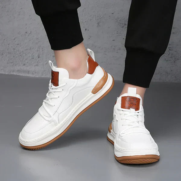 "Scarpe da uomo in pelle di lusso nere con finitura elegante per outfit formali e casual-chic, dettaglio cucitura raffinato"