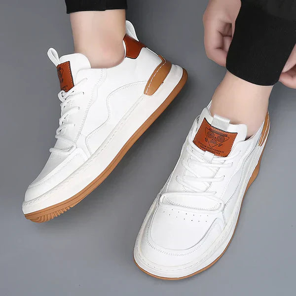 "Scarpe da uomo in pelle di lusso nere con finitura elegante per outfit formali e casual-chic, dettaglio cucitura raffinato"