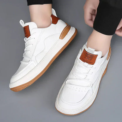 "Scarpe da uomo in pelle di lusso nere con finitura elegante per outfit formali e casual-chic, dettaglio cucitura raffinato"