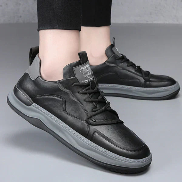 "Scarpe da uomo in pelle di lusso nere con finitura elegante per outfit formali e casual-chic, dettaglio cucitura raffinato"