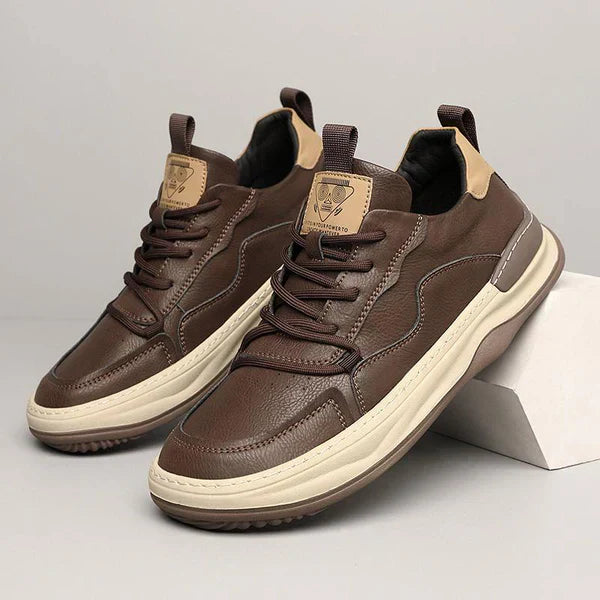 "Scarpe da uomo in pelle di lusso nere con finitura elegante per outfit formali e casual-chic, dettaglio cucitura raffinato"