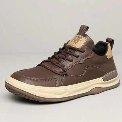 "Scarpe da uomo in pelle di lusso nere con finitura elegante per outfit formali e casual-chic, dettaglio cucitura raffinato"