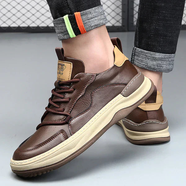 "Scarpe da uomo in pelle di lusso nere con finitura elegante per outfit formali e casual-chic, dettaglio cucitura raffinato"