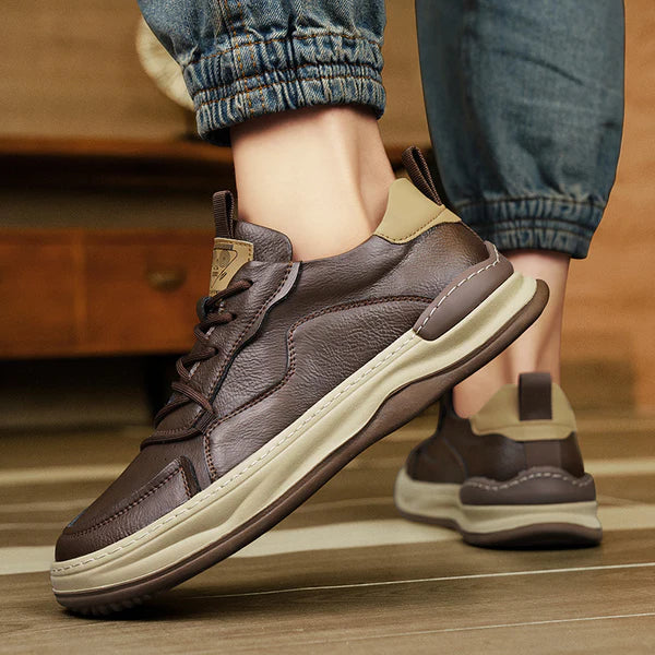 "Scarpe da uomo in pelle di lusso nere con finitura elegante per outfit formali e casual-chic, dettaglio cucitura raffinato"