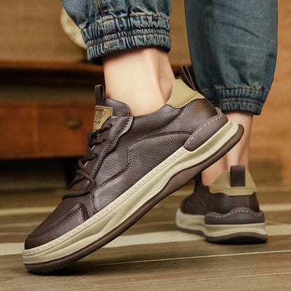 "Scarpe da uomo in pelle di lusso nere con finitura elegante per outfit formali e casual-chic, dettaglio cucitura raffinato"