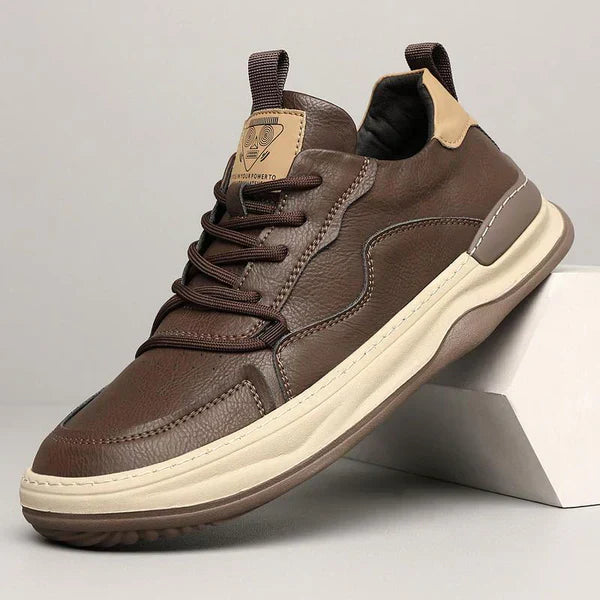 "Scarpe da uomo in pelle di lusso nere con finitura elegante per outfit formali e casual-chic, dettaglio cucitura raffinato"