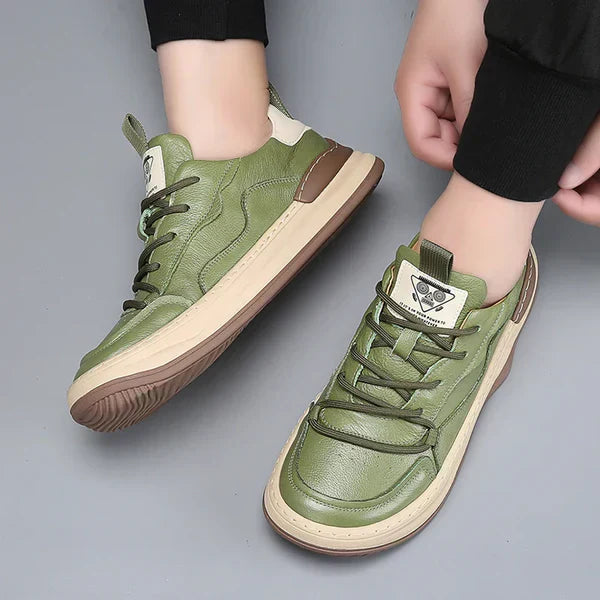 "Scarpe da uomo in pelle di lusso nere con finitura elegante per outfit formali e casual-chic, dettaglio cucitura raffinato"