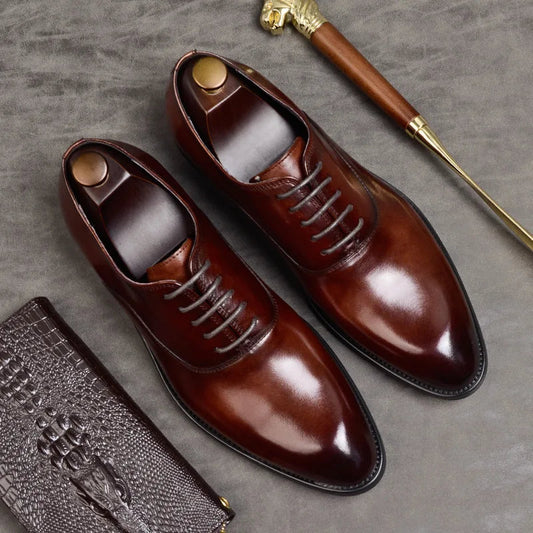 "Scarpe da uomo in vera pelle marrone con design elegante e suola ergonomica, ideali per look formali e casual."