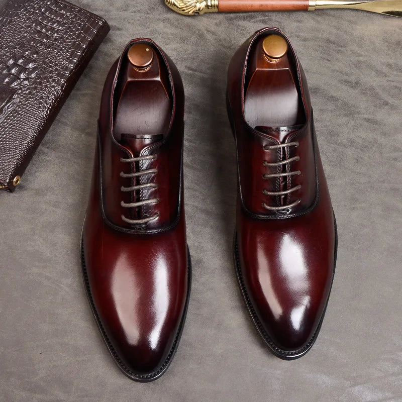 "Scarpe da uomo in vera pelle marrone con design elegante e suola ergonomica, ideali per look formali e casual."