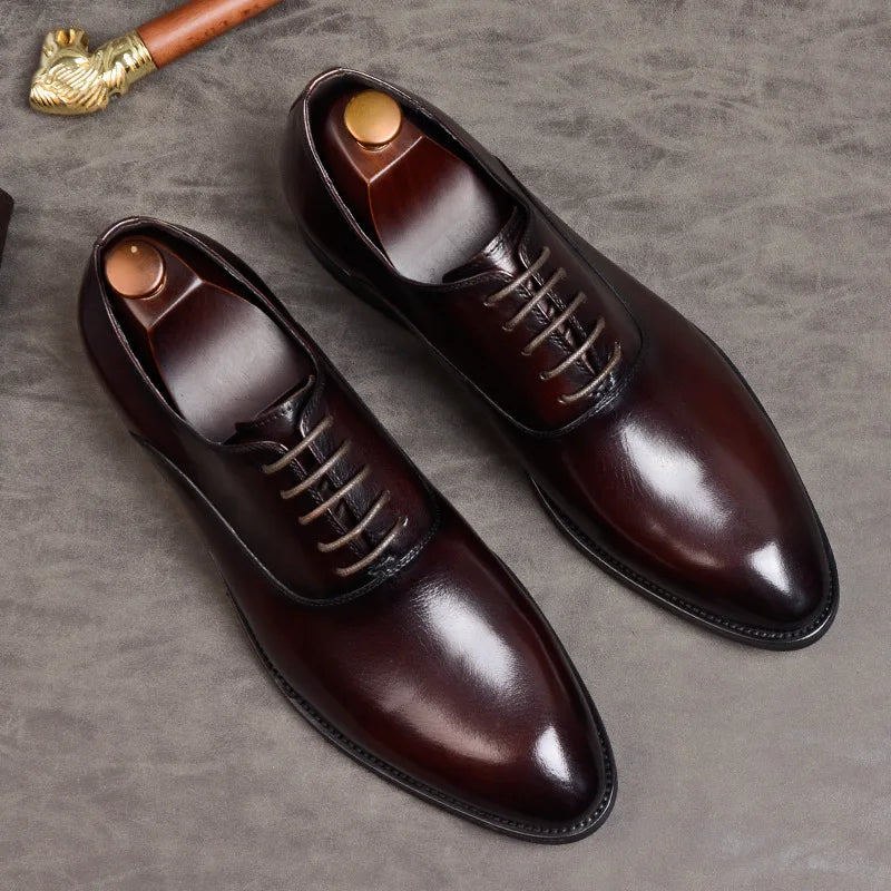 "Scarpe da uomo in vera pelle marrone con design elegante e suola ergonomica, ideali per look formali e casual."