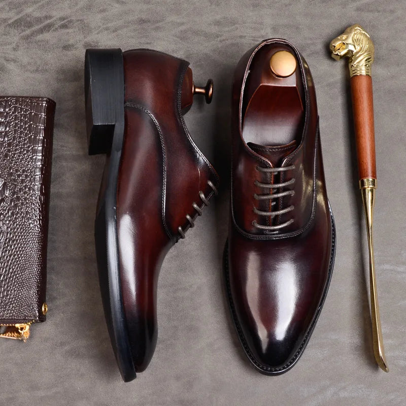 "Scarpe da uomo in vera pelle marrone con design elegante e suola ergonomica, ideali per look formali e casual."