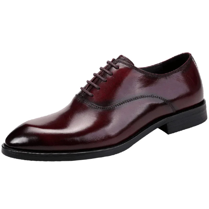 "Scarpe da uomo in vera pelle marrone con design elegante e suola ergonomica, ideali per look formali e casual."