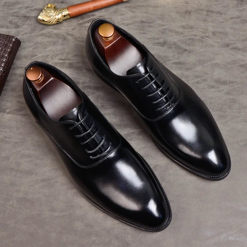 "Scarpe da uomo in vera pelle marrone con design elegante e suola ergonomica, ideali per look formali e casual."