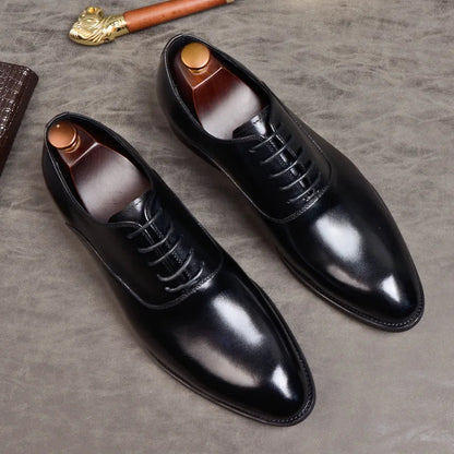 "Scarpe da uomo in vera pelle marrone con design elegante e suola ergonomica, ideali per look formali e casual."