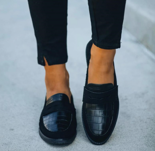 "Scarpe estive slip-on nere da donna, design elegante e moderno, materiali traspiranti per comfort e stile quotidiano."
