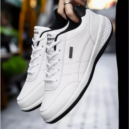 Scarpe ortopediche in pelle bianca da uomo, eleganti e confortevoli, con supporto ortopedico e lacci regolabili.