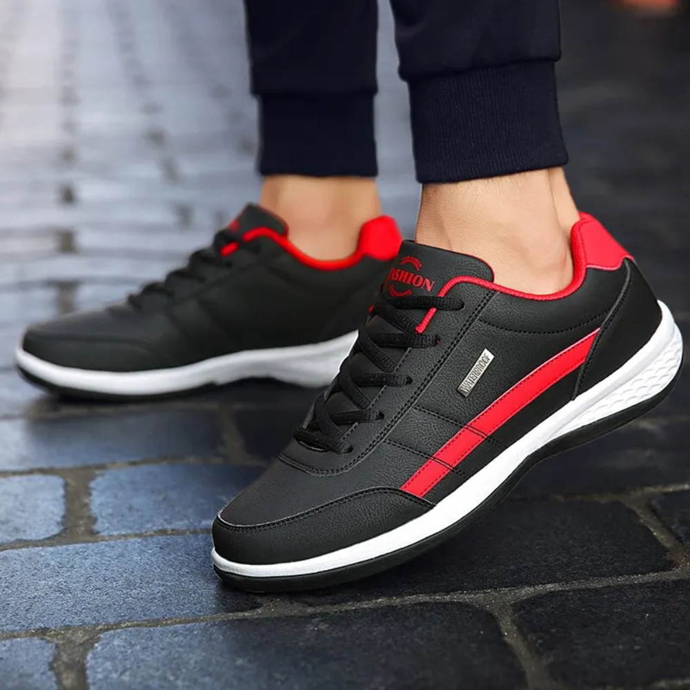 Scarpe ortopediche in pelle bianca da uomo, eleganti e confortevoli, con supporto ortopedico e lacci regolabili.