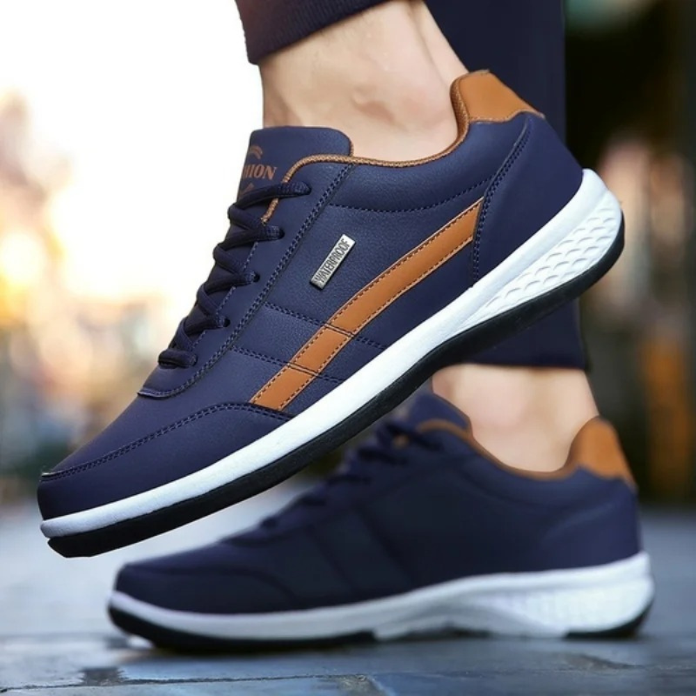 Scarpe ortopediche in pelle bianca da uomo, eleganti e confortevoli, con supporto ortopedico e lacci regolabili.