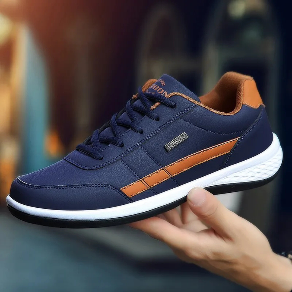 Scarpe ortopediche in pelle bianca da uomo, eleganti e confortevoli, con supporto ortopedico e lacci regolabili.