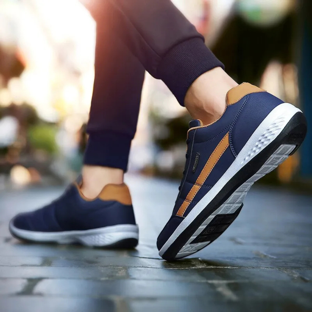 Scarpe ortopediche in pelle bianca da uomo, eleganti e confortevoli, con supporto ortopedico e lacci regolabili.
