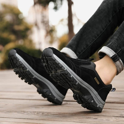 "Scarpe ortopediche uomo in mesh traspirante, design ergonomico, suole antiscivolo, colore blu e grigio, comfort elevato."