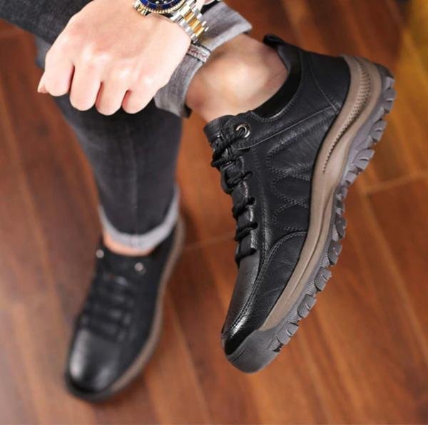 "Scarpe ortopediche uomo in pelle impermeabili con design elegante e suola antiscivolo, ideali per tutte le occasioni."