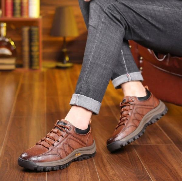 "Scarpe ortopediche uomo in pelle impermeabili con design elegante e suola antiscivolo, ideali per tutte le occasioni."