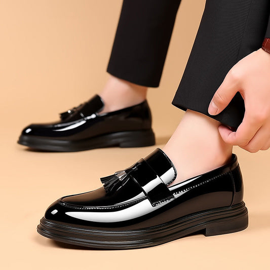 "Scarpe uomo eleganti in pelle sintetica nera con suola morbida e punta tonda, design sofisticato e comfort superiore."