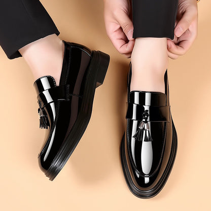 "Scarpe uomo eleganti in pelle sintetica nera con suola morbida e punta tonda, design sofisticato e comfort superiore."
