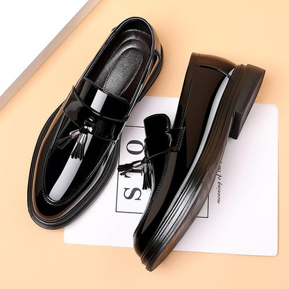"Scarpe uomo eleganti in pelle sintetica nera con suola morbida e punta tonda, design sofisticato e comfort superiore."