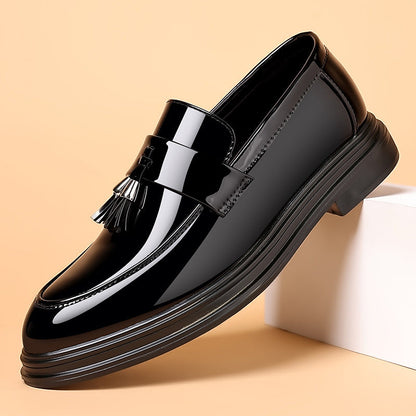 "Scarpe uomo eleganti in pelle sintetica nera con suola morbida e punta tonda, design sofisticato e comfort superiore."