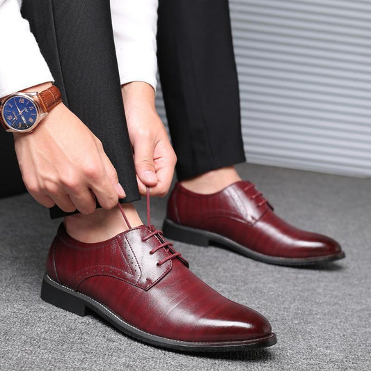 "Scarpe uomo in pelle eleganti con suola gomma, vista laterale, design classico, cuciture decorative."
