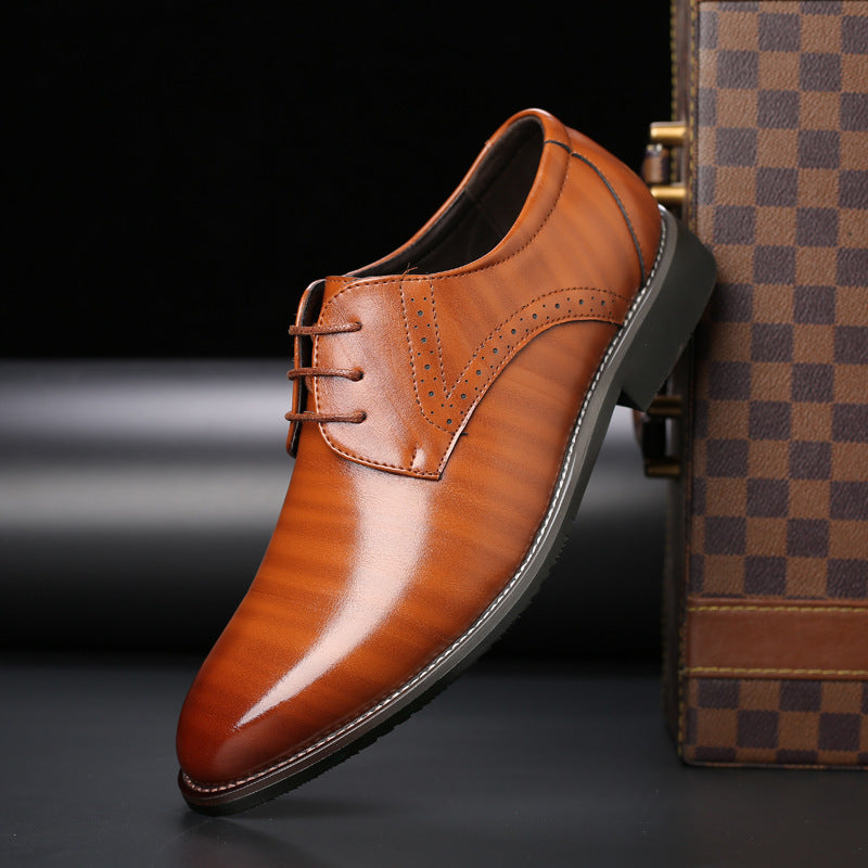 "Scarpe uomo in pelle eleganti con suola gomma, vista laterale, design classico, cuciture decorative."