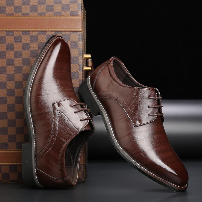 "Scarpe uomo in pelle eleganti con suola gomma, vista laterale, design classico, cuciture decorative."