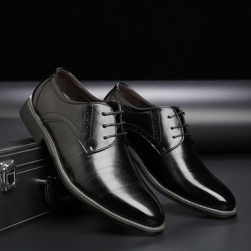 "Scarpe uomo in pelle eleganti con suola gomma, vista laterale, design classico, cuciture decorative."
