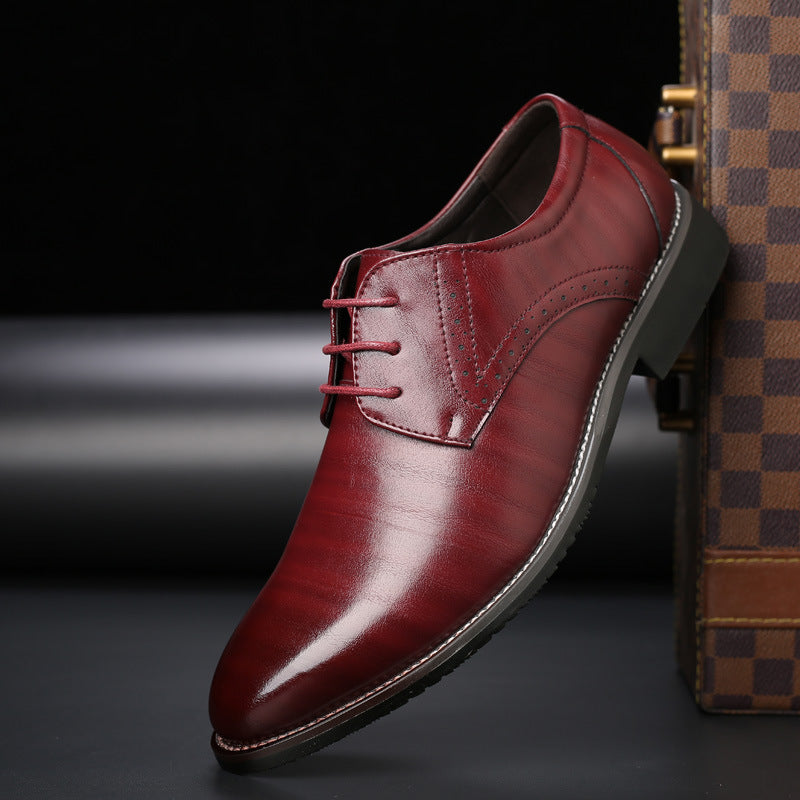 "Scarpe uomo in pelle eleganti con suola gomma, vista laterale, design classico, cuciture decorative."
