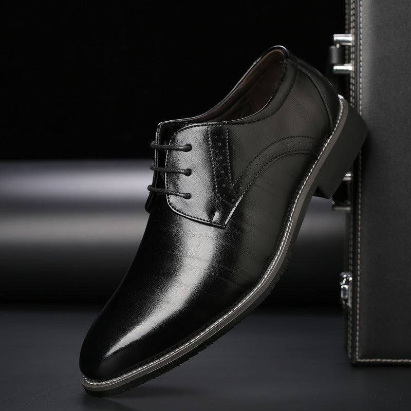"Scarpe uomo in pelle eleganti con suola gomma, vista laterale, design classico, cuciture decorative."