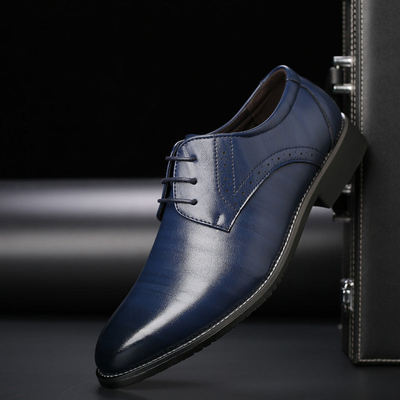 "Scarpe uomo in pelle eleganti con suola gomma, vista laterale, design classico, cuciture decorative."