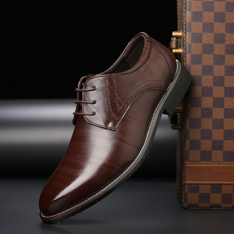 "Scarpe uomo in pelle eleganti con suola gomma, vista laterale, design classico, cuciture decorative."